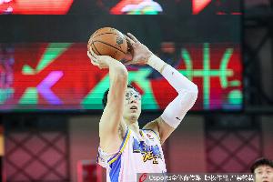 周琦：单场8罚0中对心态影响不小 请相信我们会在下赛季表现更好